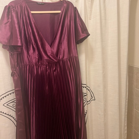 Beautiful satin burgundy purple dress - Picture 4 of 5